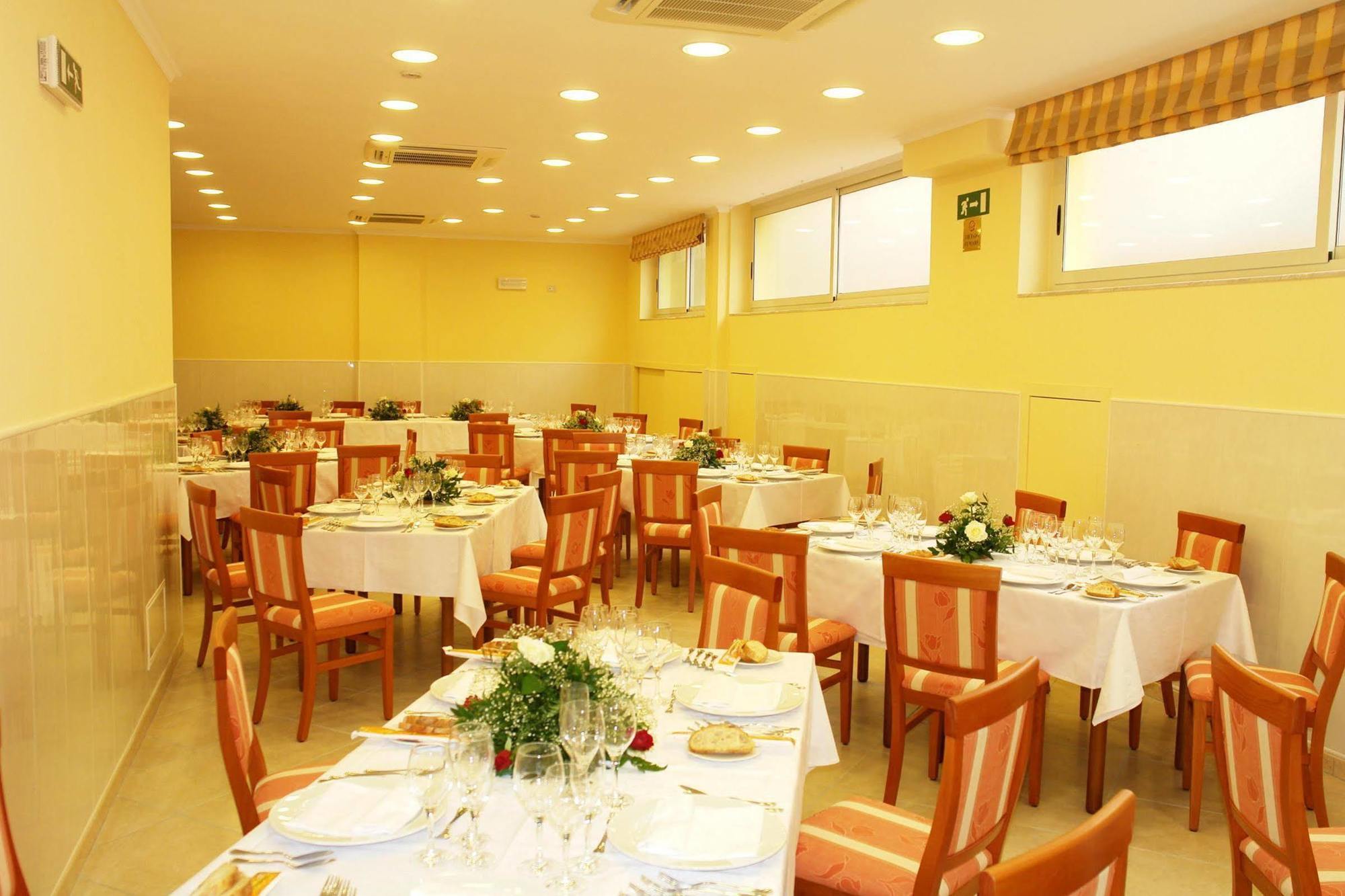 Hotel Orizzonte Letojanni Restoran fotoğraf